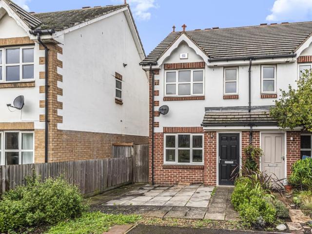 3 bedroom end of terrace house to rent