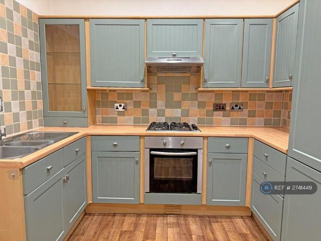 3 bedroom end of terrace house to rent