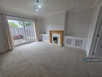 3 bedroom end of terrace house to rent