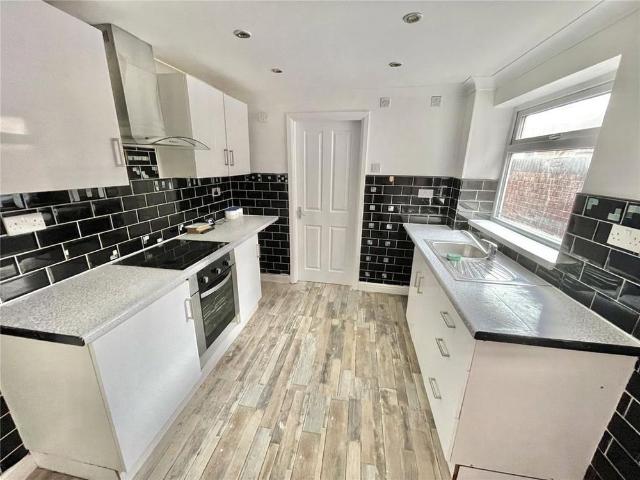 3 bedroom end of terrace house to rent