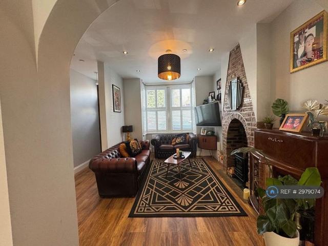 3 bedroom end of terrace house to rent