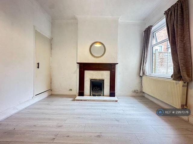 3 bedroom end of terrace house to rent