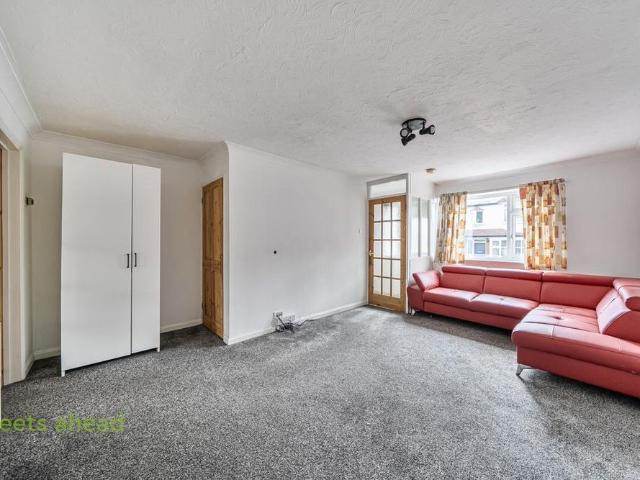 3 bedroom end of terrace house to rent