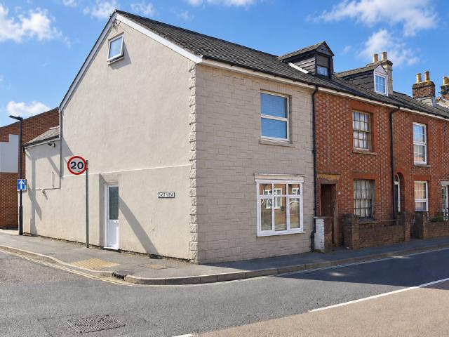 3 bedroom end of terrace house to rent