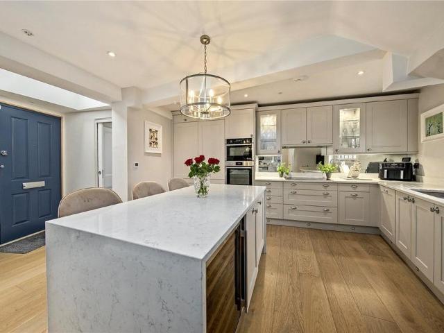 3 bedroom end of terrace house to rent