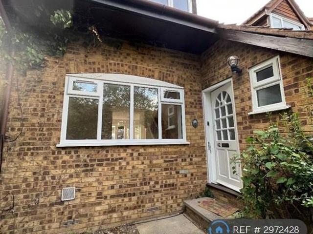 3 bedroom end of terrace house to rent