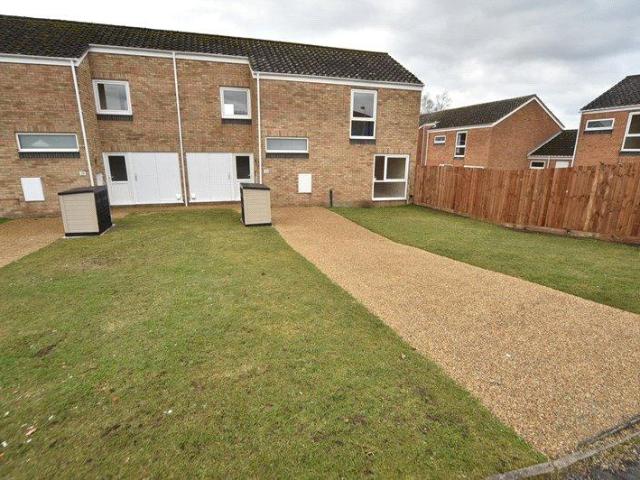 3 bedroom end of terrace house to rent