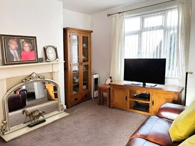 3 bedroom end of terrace house to rent