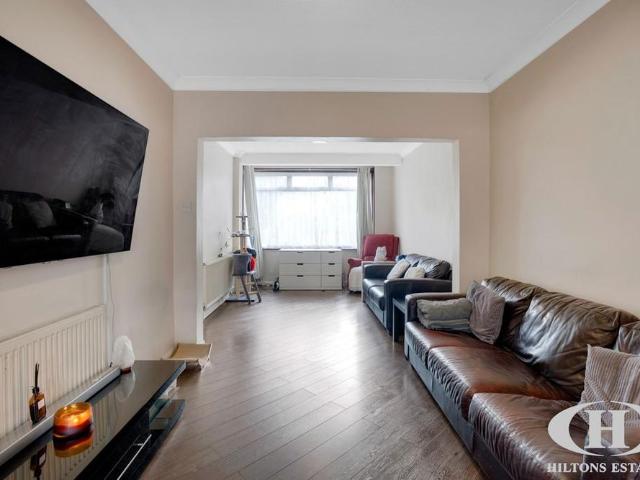 3 bedroom end of terrace house to rent