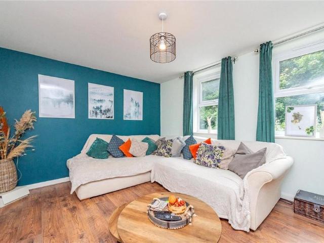 3 bedroom end of terrace house to rent