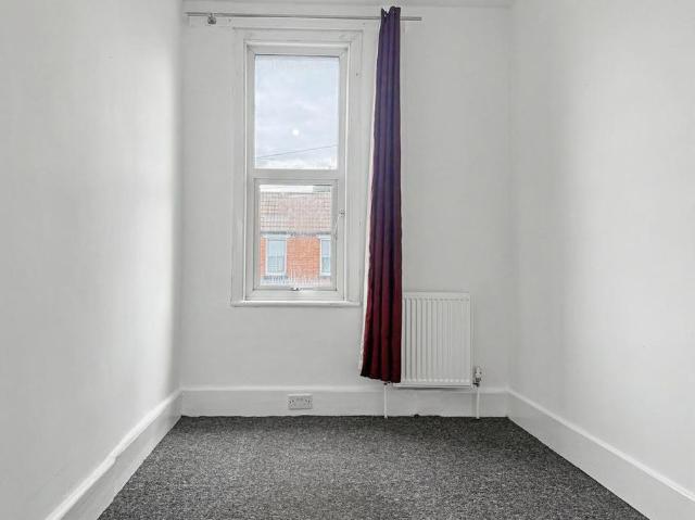 3 bedroom end of terrace house to rent