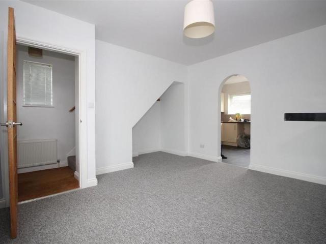 3 bedroom end of terrace house to rent