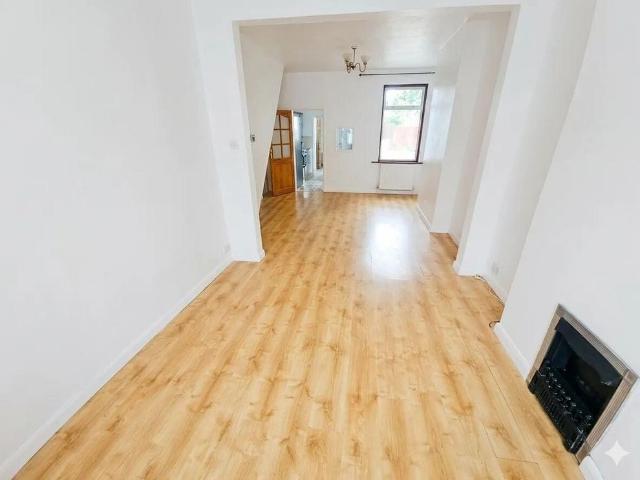 3 bedroom end of terrace house to rent