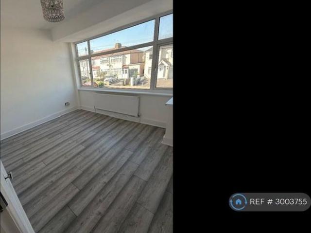 3 bedroom end of terrace house to rent