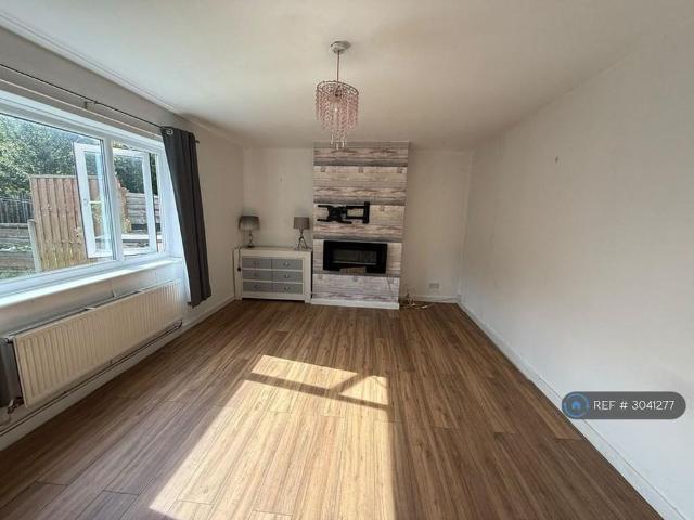 3 bedroom end of terrace house to rent