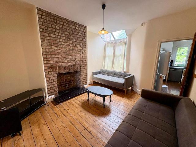 3 bedroom end of terrace house to rent
