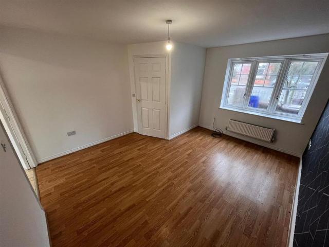 3 bedroom end of terrace house to rent