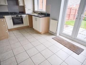 3 bedroom end of terrace house to rent