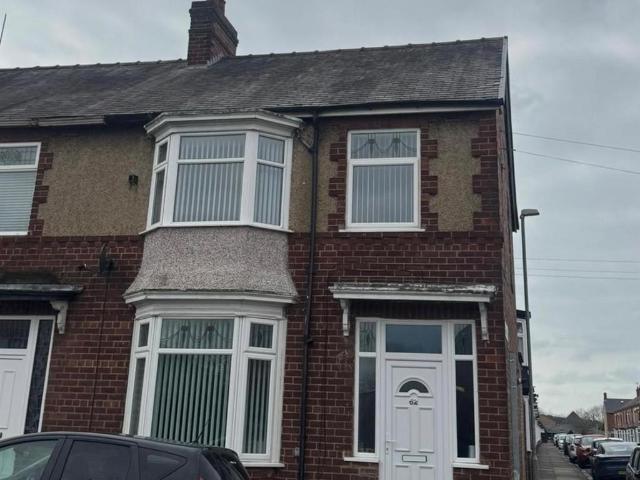 3 bedroom end of terrace house to rent