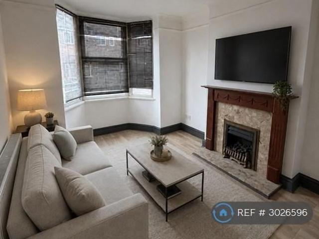 3 bedroom end of terrace house to rent