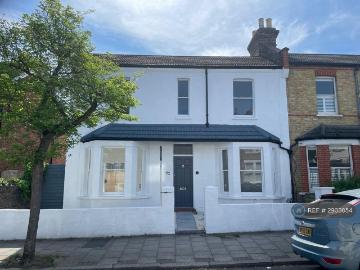 3 bedroom end of terrace house to rent