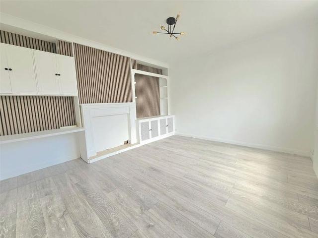 3 bedroom end of terrace house to rent