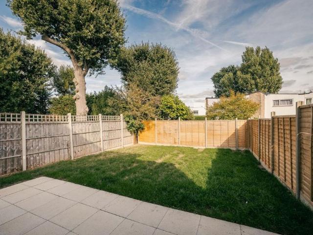 3 bedroom end of terrace house to rent