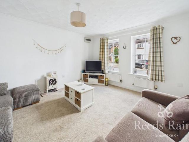 3 bedroom end of terrace house to rent