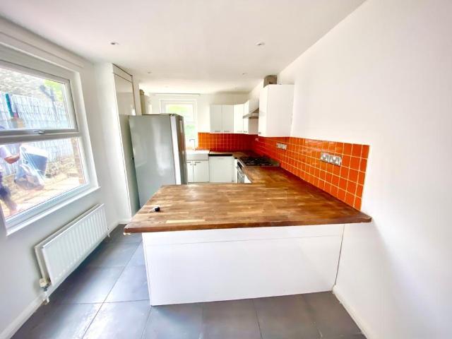 3 bedroom end of terrace house to rent