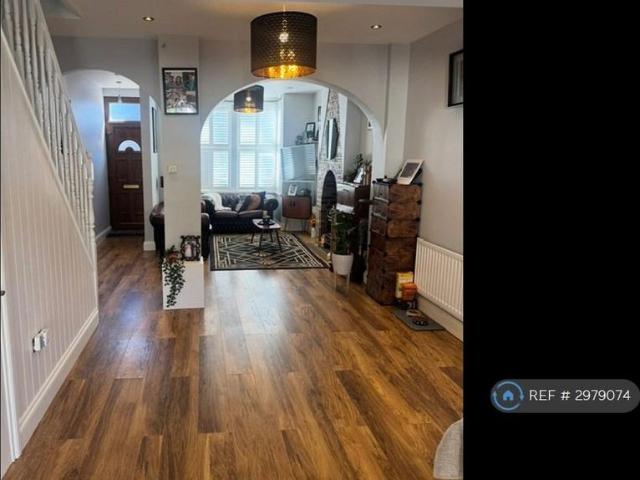 3 bedroom end of terrace house to rent