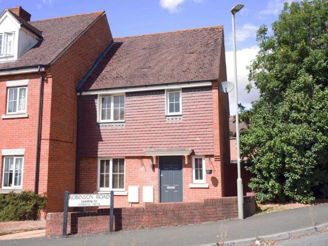 3 bedroom end of terrace house to rent