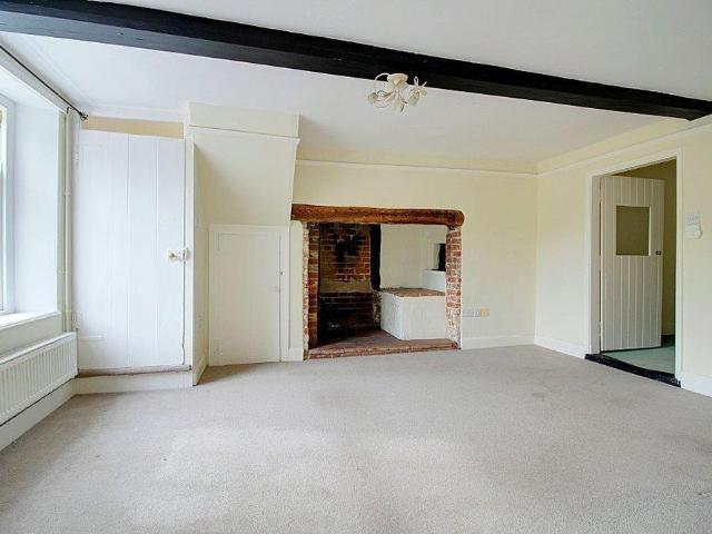 3 bedroom end of terrace house to rent