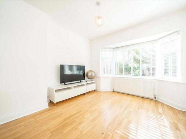 3 bedroom end of terrace house to rent