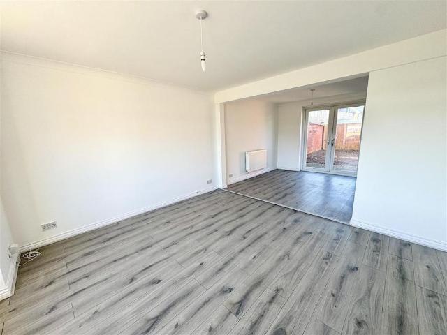 3 bedroom end of terrace house to rent