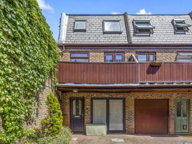 3 bedroom end of terrace house to rent