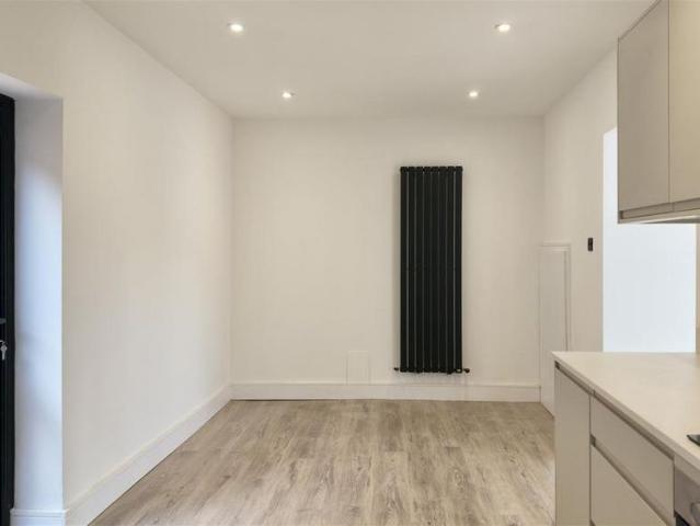 3 bedroom end of terrace house to rent