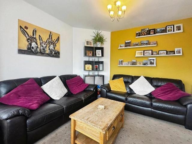 3 bedroom end of terrace house to rent