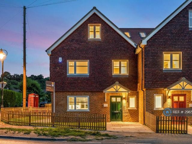 3 bedroom end of terrace house to rent