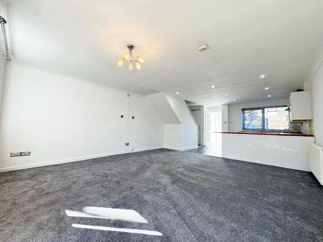 3 bedroom end of terrace house to rent