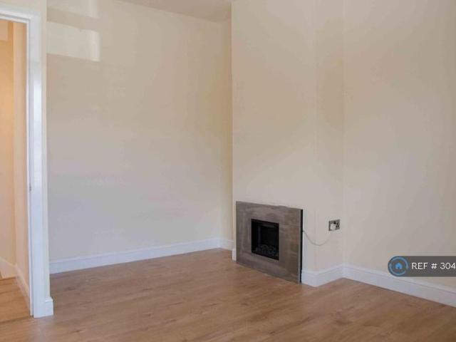3 bedroom end of terrace house to rent