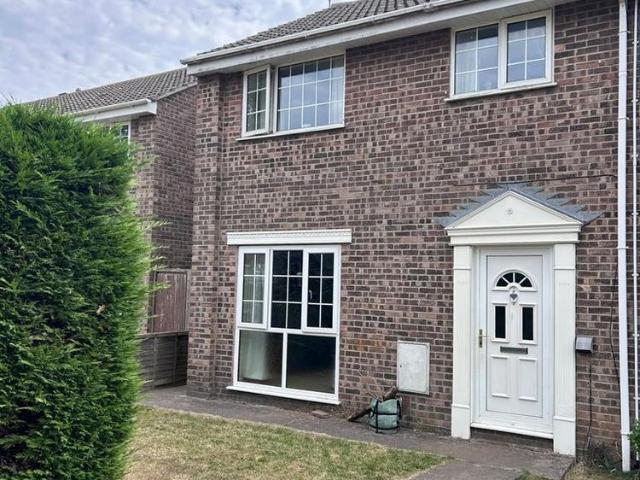 3 bedroom end of terrace house to rent