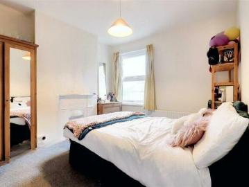 3 bedroom end of terrace house to rent