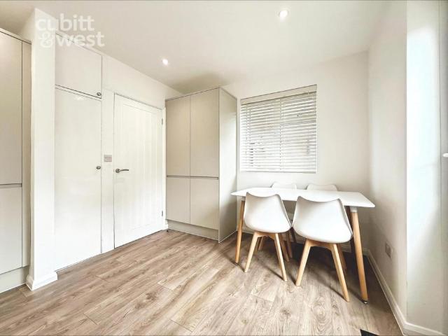 3 bedroom end of terrace house to rent
