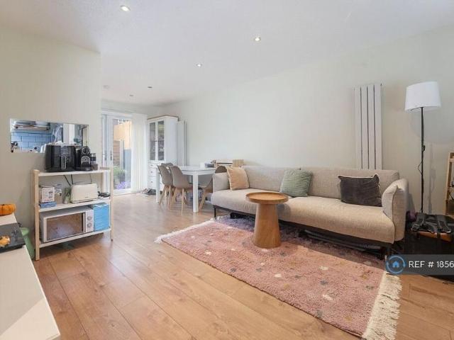 3 bedroom end of terrace house to rent