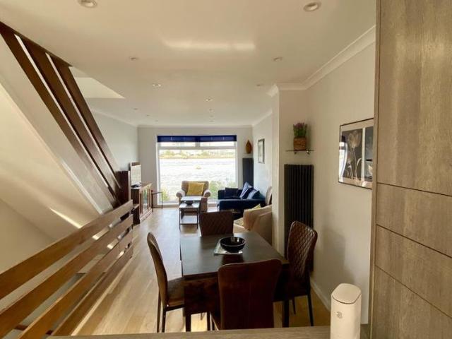 3 bedroom end of terrace house to rent