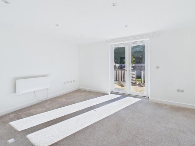 3 bedroom end of terrace house to rent