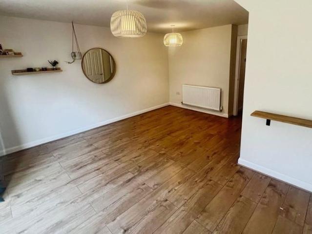 3 bedroom end of terrace house to rent