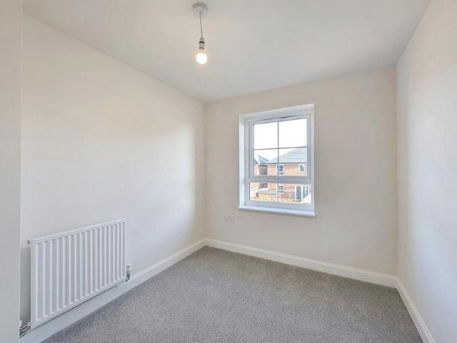 3 bedroom end of terrace house to rent