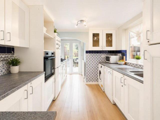3 bedroom end of terrace house to rent