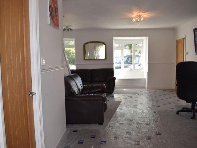 3 bedroom end of terrace house to rent
